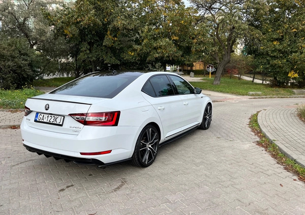 Skoda Superb cena 99999 przebieg: 143000, rok produkcji 2019 z Gdynia małe 56